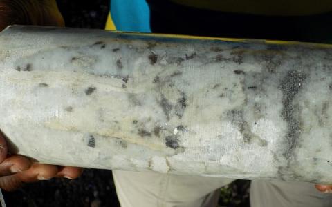 Bohrkern vom Manono-Projekt; Foto: AVZ Minerals