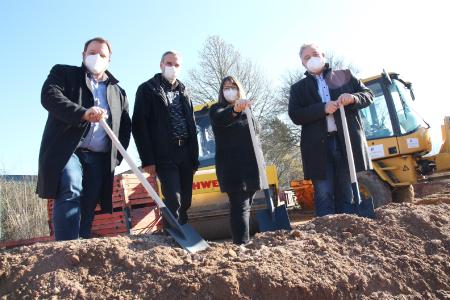 Baubeginn für die neue Drei-Feld-Halle der BBS Springe (v. r.): Regionspräsident Hauke Jagau, BBS-Leiterin Anika Hohls-Hellmann, Architekt Robert Marlow und Springes Bürgermeister Christian Springfeld setzen das Startsignal mit dem Spaten. Foto: F. Bittner / Region Hannover