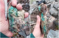 Abbildung 1. Probe B100210: Bornit-Chalkosin-Gang, von einem später entstandenen Quarz-Rosakarbonat-Erzgang durchzogen, aus der neuen Kupfer-Zone mit einem Gehalt von 0,55 g/t Au, 477 g/t Ag und 3,32 % Cu. In der Nähe der Erzgang-Probe F0031964 (nicht dargestellt), die einen ähnlichen Chalkosin-Bornit-Erzgang mit 0,82 g/t Au, 1400 g/t Ag und 37,2 % Cu enthält. Diese nach Norden verlaufenden, steil (70°) nach Osten einfallenden Sulfid-Erzgänge durchschneiden Hämatit-Andesit
