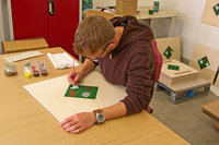 Mit viel Handarbeit fertigen die Mitarbeiter in den Lewitz-Werkstätten gem. GmbH Parchim Weihnachtsgeschenke aus Holz, die später von den Kommunalbetreuern der WEMAG an rund 200 Kindergärten in den 35 Amtsbereichen des Netzgebietes verteilt werden