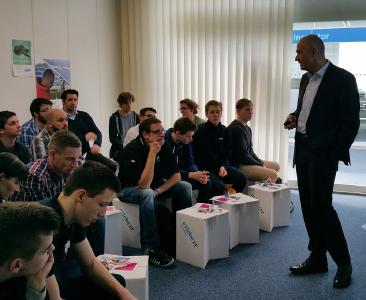 Already a success at CeBIT 2016: Arvato Systems CMO Marcus Metzner with students at "erlebe IT"