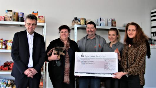 The donation is handed over to Berberhilfe Landshut its new premises. The money will be used to finance a new vehicle which can be used to collect and distribute donations.