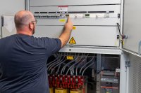 SKZ-Mitarbeiter Martin Winkler vor dem Elektroschrank. Das SKZ konnte inzwischen über 120 Tonnen CO₂ einsparen.