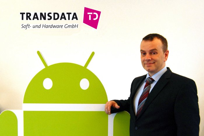 Vertriebsleiter Andreas Prüfig mit Android.jpg