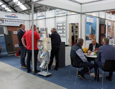 Das Unternehmen Remmers hat Produkthighlights gegen Salz und Feuchtigkeit im Gepäck an seinem Messestand auf der NordBau 2019 / Bildquelle: Remmers, Löningen
