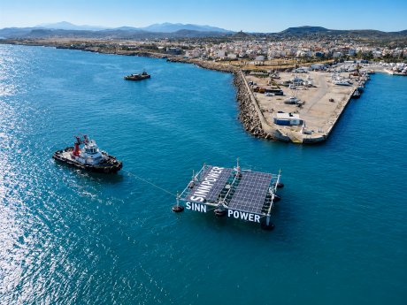 SOcean-Plattform_vor_der_Küste_von_Heraklion_mit_Begleitboot__optimiert_.png