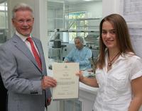 Sarah Fischer ist die Preisträgerin des 18. WITTENSTEIN-Stipendiums 2013 – im Bild mit Dr. Manfred Wittenstein, Vorstandsvorsitzender der WITTENSTEIN AG, vor dem Reinraum des Unternehmens in Igersheim-Harthausen