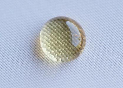 Nano-funktionalisierte Textilien weisen Wasser und Schmutz ab.© Hohenstein Institute