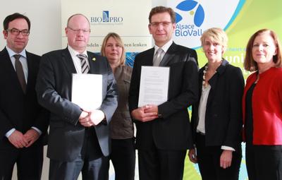 Die Zusammenarbeit beider Organisationen in der Life-Sciences-Branche bietet große Chancen für Unternehmen und Forschungseinrichtungen aus beiden Regionen. V.l.n.r.: Jürgen Oswald, bw-i; Dr. Ralf Kindervater und Dr. Barbara Jonischkeit, BIOPRO Baden-Württemberg; Didier Frommweiler, Mona Boyé und Agnès Legoll, Alsace BioValley