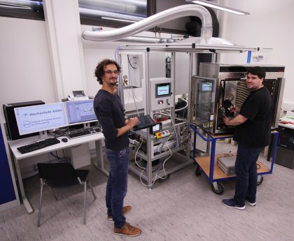 Marcel Spadaro und Dennis Jahn von der Hochschule Aalen spüren mit der neuen Helium-Leckage.jpg