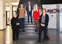 Rektorin Prof. Dr. Karin Luckey (li.) und Prodekanin Prof. Dr. Silke Eckardt (re.) gratulieren (v. li.) Nick Zinthäfner, Sören Franzke und Gabi Beer zum jeweils mit 1.000 Euro dotierten Karl-Engeland-Preis