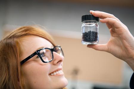 Aus Erdöl hergestellte Kunststoffe können in der Natur nicht abgebaut werden und schädigen diese nachhaltig. Durch verbesserte rohstoffliche Verfahren können Altkunststoffe nun recycelt werden: Die neu gewonnenen Pellets können zum Beispiel für die Produktion nachhaltiger Staubsauger und anderer Haushaltsgeräte eingesetzt werden. (c) Baden-Württemberg Stiftung gGmbH