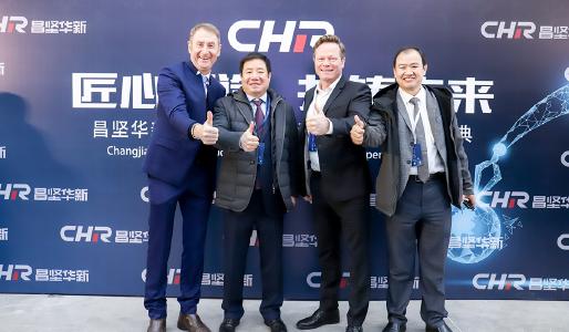 Thumbs up for the new foundry (from left): Alfred Schlosser, Managing Director Grenzebach Machinery Jiashan, Changshun Ciu, main shareholder CHR Nantong, Renato Luck, CEO Grenzebach Group, Thomas Liu, Casting Manager at Grenzebach