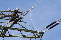Noch im März montierten Fachkräfte der Firma SAG die Leiterseile an die neuen Hochspannungsmaste. Foto WEMAG/Rudolph-Kramer