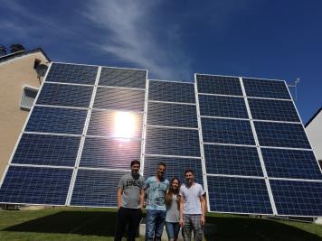 Autark dank Photovoltaik und Energiespeicher: Mario Schuhmann (2.v.l.) mit Lebensgefährtin Bettina Rether und seinen zwei Söhnen vor der PV-Anlage im eigenen Garten / Bild: Mario Schuhmann