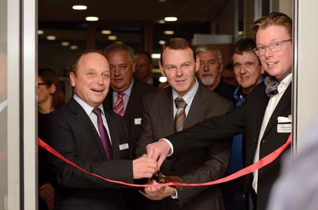 Christian Binder, Syslogic CEO, Dr. Fritz Jaeckel, Leiter der sächsischen Staatskanzlei, und Architekt Patrick Zimmer eröffnen die neue Niederlassung.