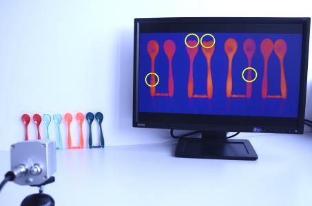 Das SKZ bietet ein speziell für den Spritzguss konzipiertes Inline-Messsystem zur Detektion typischer Fehlstellen an. Dabei können sowohl oberflächliche als auch innenliegende Fehstellen, die mit bloßem Auge nicht sichtbar sind, zuverlässig erfasst werden. (Foto: SKZ)