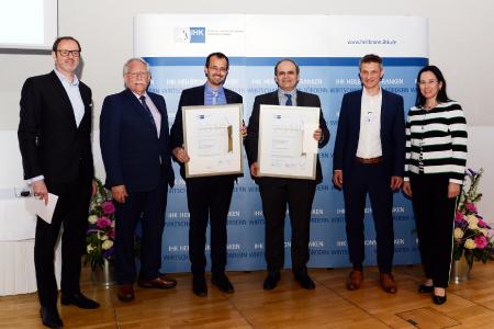 Die Preisträger des IHK-Forschungstransferpreises in Gold mit Moderator Vince Ebert (links), IHK-Präsident Prof. Dr. Dr. h.c. Harald Unkelbach (zweiter von links) und IHK-Vizepräsidentin Kirsten Hirschmann (Foto: Thomas Frank / Fotostudio M42)