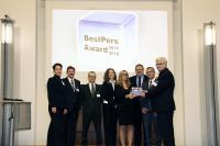 Das Kurtz Ersa-Team vom Zentralbereich Personal – eingerahmt von den Juroren Mandy Pastor (links) und Prof. Christian Scholz (rechts) – bei der Übergabe des BestPersAward 2016, mit dem das IMK die Personalarbeit beim Maschinenbauer Kurtz Ersa auszeichnete. Bild: Gabriele Held/RKW Kompetenzzentrum