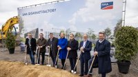 Spatenstich für die SMA GIGAWATT FACTORY: Andreas Siebert, Landrat des Landkreises Kassel (von links), Timon Gremmels, Mitglied des Bundestags, Mark Weinmeister, Regierungspräsident des Regierungsbezirks Kassel, Barbara Gregor, SMA Finanzvorständin, Jürgen Reinert, SMA Vorstandssprecher, Fred-Martin Dillenberger, Leiter Corporate Real Estate Management SMA, Marcel Brückmann, Bürgermeister Gemeinde Niestetal.  
