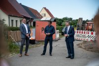 WEMAG-Vorstand Thomas Murche (r.) und WEMACOM-Geschäftsführer Volker Buck (l.) kamen am 28.06.2022 mit Landrat Sebastian Constien für den symbolischen Spatenstich für den geförderten Breitbandausbau in den WEMACOM-Projektgebieten des Landkreises Rostock zusammen / Foto: WEMAG/SKRmedia