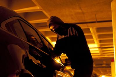 Die Schlagfestigkeit der 3M Scotchshield Automotive Security Folien verlängert den Einbruchversuch und schreckt Kriminelle ab, Foto: 3M