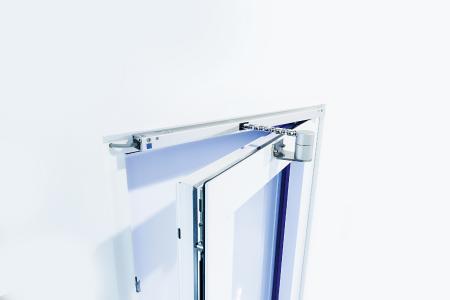 Der Kettenantrieb KS4 400 mit DrehVolution stabilisiert Drehfenster in allen Öffnungszuständen.