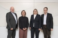 Staffelstabübergabe bei der BIOPRO Baden-Württemberg. Ab dem 1. Januar 2025 übernehmen Dr. Barbara Jonischkeit und Dr. Claudia Luther die Geschäftsleitung bei der BIOPRO. v.l.n.r.: ehemaliger Geschäftsführer Prof. Dr. Ralf Kindervater, neue Geschäftsleitung Dr. Claudia Luther und Dr. Barbara Jonischkeit, Aufsichtsratsvorsitzender Ministerialdirektor Michael Kleiner (Ministerium für Wirtschaft, Arbeit und Tourismus Baden-Württemberg) Staffelstabübergabe bei der BIOPRO Baden-Württemberg. Ab dem 1. Januar 2025 übernehmen Dr. Barbara Jonischkeit und Dr. Claudia Luther die Geschäftsleitung bei der BIOPRO. v.l.n.r.: ehemaliger Geschäftsführer Prof. Dr. Ralf Kindervater, neue Geschäftsleitung Dr. Claudia Luther und Dr. Barbara Jonischkeit, Aufsichtsratsvorsitzender Ministerialdirektor Michael Kleiner (Ministerium für Wirtschaft, Arbeit und Tourismus Baden-Württemberg)