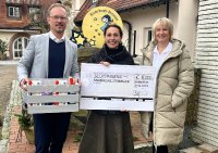 Unser Besuch im Kinderhospiz Sterntaler (v.l. Achim Baumgärtner, Vorstand der isacon AG Unternehmensgruppe / Frau Däuwel, Kinderhospiz Sterntaler / Iris Stephan, isacon AG)