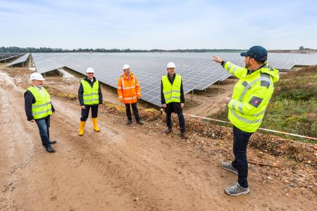 SPD-Landtagsabgeordneter Nils Saemann, WEMAG-Technikvorstand Thomas Murche, Energieminister Christian Pegel und Staatssekretär Dr. Heiko Geue und lassen sich vom Bauleiter der Goldbeck Solar Alexander Gutsch (v.l.) den Aufbau des Solarparks erklären