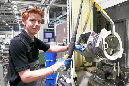 Bild 1: Berufsausbildung hat bei BITZER Tradition – ebenso die unbefristete Übernahme als Facharbeiter nach erfolgreichem Abschluss, hier Justin Langenbein. Er hat 2020 seine Ausbildung zum Industriemechaniker bei BITZER in Schkeuditz, Kompetenzzentrum für Hubkolbenverdichter des Unternehmens, beendet. Seitdem ist er Fachkraft in der Gehäusefertigung