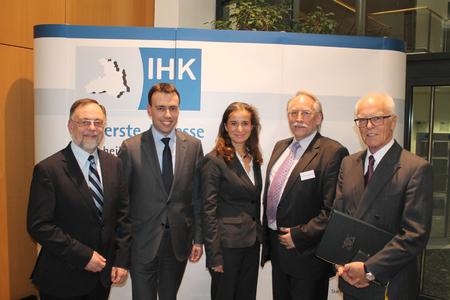 Beim Festakt zur feierlichen Übergabe des Präsidentenamtes der IHK Heilbronn-Franken (von links): Dr. Peter Kulitz, Präsident des Baden-württembergischen Industrie und Han-delskammertages, der baden-württembergische Finanz- und Wirtschaftsminister, Dr. Nils Schmid, IHK-Hauptgeschäftsführerin Elke Schweig, der neue IHK-Präsident Prof. Dr. Harald Unkelbach und IHK-Ehrenpräsident Thomas Philippiak / Foto: Burkhardt