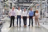 Beim Rundgang durch die Fertigung von Stiebel Eltron in Holzminden durch Dr. Hendrik Ehrhardt (2. von links) und Lars Michel (2. von rechts) überzeugen sich Dr. Björn Schreinermacher (Bundesverband Wärmepumpe, links), Christian Haase (Haushaltspolitischer Sprecher der CDU/CSU-Bundestagsfraktion, Mitte) und Marta Cagalj (Internationale Parlamentsstipendiantin, rechts) von der modernen Technik und der Fertigungstiefe