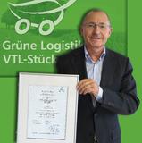 Andreas Jäschke, VTL-Geschäftsführer, nimmt TÜV-Zertifikat ISO 14064:2006 entgegen
