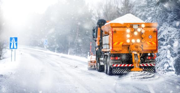 Räumdienst auf Autobahn (Foto: Krasula/Shutterstock)