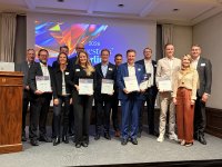 Olaf Scholz (5. v. r.), Leitung Investor Relations der Krones AG nahm die Auszeichnungen für den 3. Platz für die beste Finanzkommunikation im MDAX sowie den Sonderpreis für Sustainability Communication im MDAX entgegen.