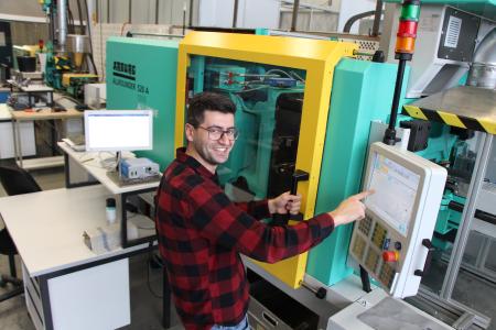 Neuer „Star“ im Kunststoffverarbeitungslabor der Hochschule Aalen: Die Arburg 520 A wird zum physikalischen Schäumen eingesetzt. Mitarbeiter Udo Grabmeier freut sich auf weitere Anwendungsmöglichkeiten, die das neue Verfahren bietet / Bildhinweis: © Hochschule Aalen/ Saskia Stüven-Kazi