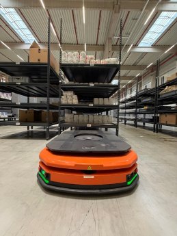 Quicktron_amr_robot_in_warehouse_-_Edited (1).jpg