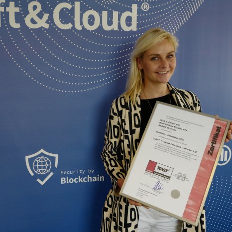 Eike Grawe, Head of Marketing bei der Soft & Cloud AG, zeigt das erneuerte TÜV-Zertifikat.jpg