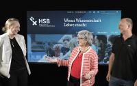 Louisa Karbautzki, Projektleiterin Web-Relaunch, Rektorin Prof. Dr. Karin Luckey und Ole Vorsprecher, Leiter des Referats Kommunikation und Marketing, (von links nach rechts) freuen sich über die neue Website der HSB / © Hochschule Bremen - Thomas Köke