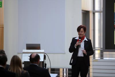Simone Arnhold, Marketingleiterin Industrie-Klebebänder, Klebstoffe und Kennzeichnungssysteme, führte durch die Veranstaltung / Foto 3M