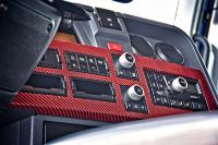 Für den besonderen Komfort im Inneren des Sleeper-Cab Fahrerhauses sorgt das rote Carbon-Optik Interieur, das farblich mit den Renault Trucks typischen roten Gurten sowie der roten Ambiente-Beleuchtung abgestimmt ist