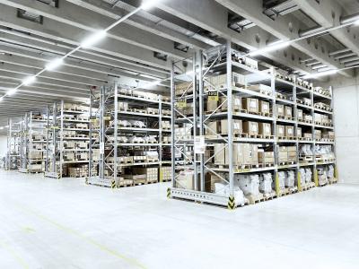 Aus dem Baukastensystem des Palettenregals PR 600 hat SSI Schäfer für CHIRON eine Regalanlage mit mehr als 700 Stellplätzen zur Einlagerung von großen Bauteilen für die Endmontage wie etwa bearbeitete Gussteile, Achsmotoren oder Fahrständer erstellt