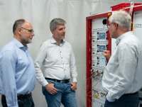 Dieter Janecek im Gespräch mit den beiden Vorständen Dr. Wilhelm Kaenders (rechts) und Dr. Thomas Renner (links) beim Besuch des Gräfelfinger Laserherstellers TOPTICA.