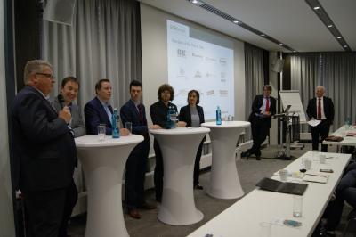 Die hochkarätigen Referenten beleuchteten das Topthema Eco Design von allen Seiten (v.l.n.r.): Dr. Michael Scriba (mtm plastics/Borealis), Harald Pilz (denkstatt), Philippe Blank (Henkel), Sander Defruyt (Ellen MacArthur Stiftung), Philip Heldt (Verbraucherzentrale NRW), Dr. Isabell Schmidt (IK), Dirk Jepsen (Ökopol) und Moderator Graham Houlder (Sloop Consulting)