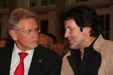 "In die Wüste geschickt" hat B.Baumann (r.) beim WITTENSTEIN-Sommerkolleg 2008 in der Bad Mergentheimer Wandelhalle rund 700 Mitarbeiter und Gäste der WITTENSTEIN AG, darunter auch Dr. M.Wittenstein, Vorstandsvorsitzender der WITTENSTEIN AG