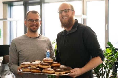 Max Stemplinger und alle Kolleginnen und Kollegen gratulieren Konstantin Axt zum Dienstjubiläum