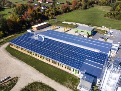 Solarkraftwerk auf der Holzmanufaktur Liebich im bayerischen Wald