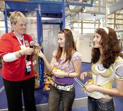 Rittal zeigt jungen Menschen die Welt der Technik: Rund 500 Schüler und Studenten aus der Region erleben bei TectoYou auf der Hannover Messe ein spannendes Infotainment-Programm