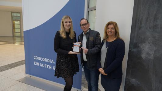 Foto: Übergabe des Jobware-Awards „Beste Stellenanzeige des Monats“ von Axel Bergmann (Jobware-Kundenberater) an Deike Niemeyer und Eva Maria-Gellert (beide CONCORDIA Versicherungen)
